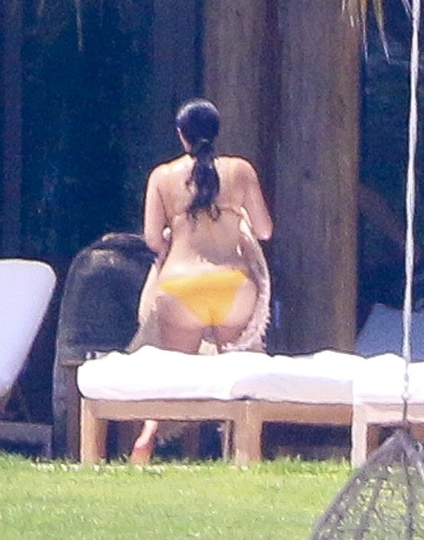 Kim Kardashian a jej obrovské pozadie